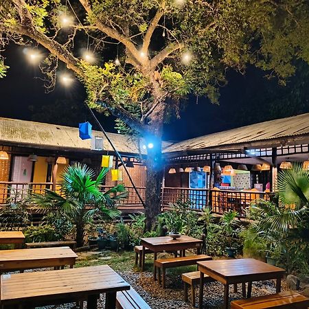 Lokal Hut Bed And Breakfast Puerto Princesa Exterior foto